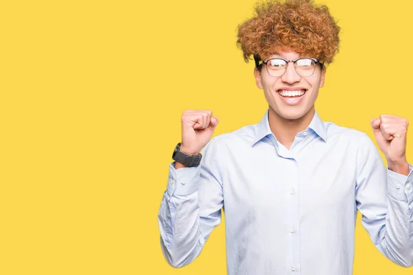 Fiatal Jóképű Üzletember Afro Szemüveg Ünnepli Meglepett Lenyűgözött Siker Emelt — Stock Fotó