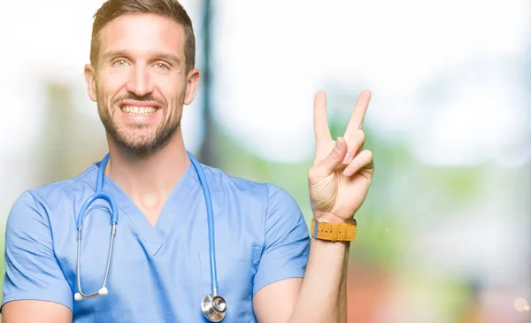 Knappe Dokter Medische Uniform Dragen Geïsoleerde Achtergrond Glimlachend Met Blij — Stockfoto