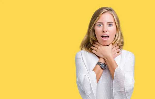 Belle Jeune Femme Élégante Sur Fond Isolé Crier Étouffer Parce — Photo