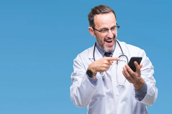 Idade Média Hoary Sênior Médico Homem Mensagens Usando Smartphone Sobre — Fotografia de Stock
