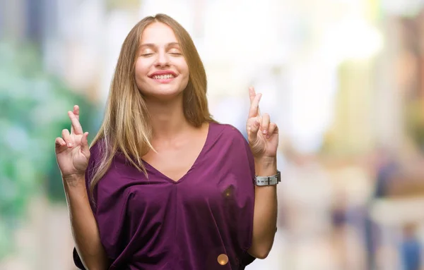 Joven Hermosa Rubia Elegante Mujer Sobre Fondo Aislado Sonriendo Cruzando —  Fotos de Stock