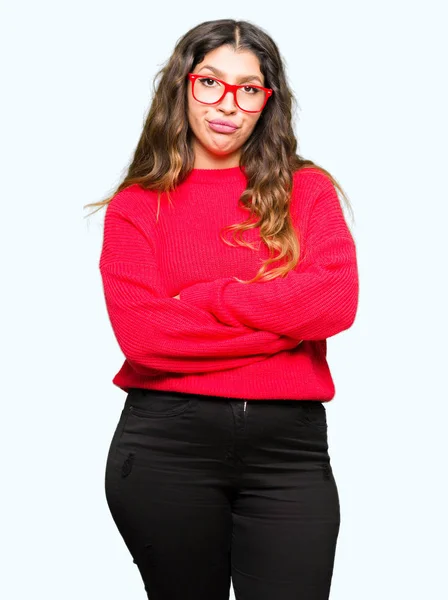 Mladá Krásná Žena Nosí Červené Brýle Skeptik Nervózní Nesouhlasným Výrazem — Stock fotografie