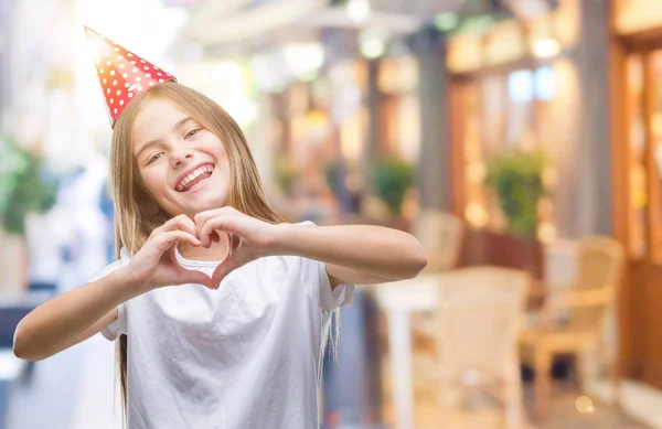 Fiatal Gyönyörű Lány Visel Születésnapján Kap Mosolygó Szerelmes Szív Szimbólum — Stock Fotó