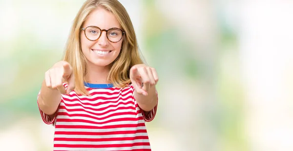 Hermosa Joven Con Gafas Sobre Fondo Aislado Señalando Usted Cámara —  Fotos de Stock