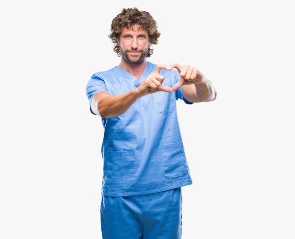 Yakışıklı Spanyol Cerrah Doktor Adam Aşık Kalp Simgesi Elleriyle Şekil — Stok fotoğraf