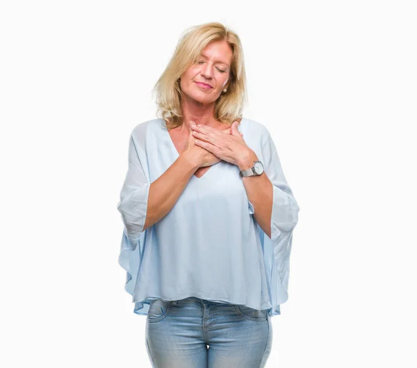 Medelålders Blond Affärskvinna Över Isolerade Bakgrund Leende Med Händerna Bröstet — Stockfoto