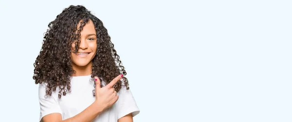 Jeune Belle Femme Aux Cheveux Bouclés Portant Shirt Blanc Gai — Photo