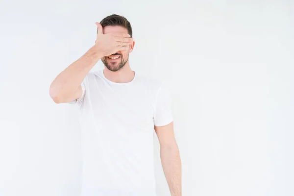 Mladý Pohledný Muž Nosí Ležérní Bílé Tričko Izolované Pozadí Usmívá — Stock fotografie