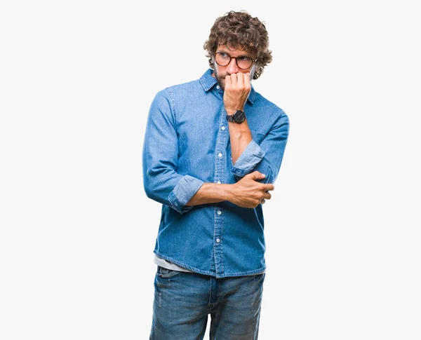 Stilig Spansktalande Modell Man Glasögon Över Isolerade Bakgrund Ser Stressad — Stockfoto