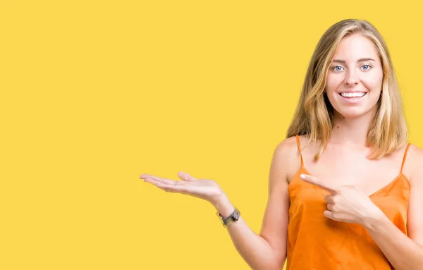 Hermosa Joven Con Camisa Naranja Sobre Fondo Aislado Asombrado Sonriendo —  Fotos de Stock