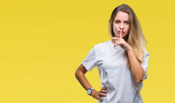 Jovem Mulher Loira Bonita Vestindo Casual Shirt Branca Sobre Fundo — Fotografia de Stock