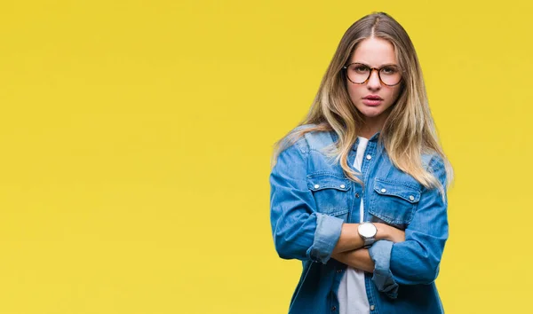 Jovem Mulher Loira Bonita Usando Óculos Sobre Fundo Isolado Cético — Fotografia de Stock