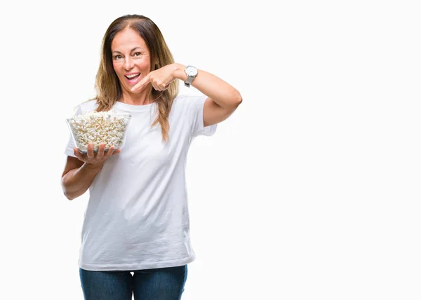 Medioevo Donna Ispanica Mangiare Popcorn Sfondo Isolato Molto Felice Puntando — Foto Stock