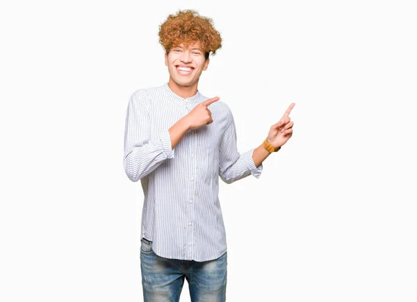 Jovem Empresário Bonito Com Cabelo Afro Vestindo Camisa Elegante Sorrindo — Fotografia de Stock