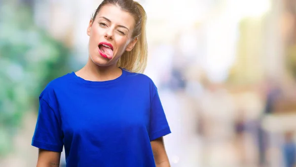 Dilini Bulanık Arka Plan Üzerinde Rahat Mavi Shirt Giyen Genç — Stok fotoğraf