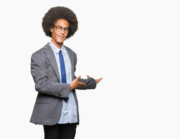 Jovem Homem Negócios Afro Americano Com Cabelo Afro Usando Óculos — Fotografia de Stock