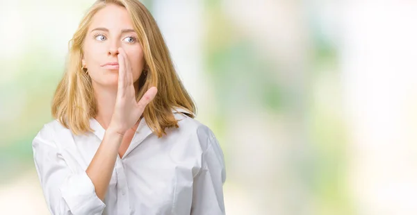 Schöne Junge Geschäftsfrau Über Isolierte Hintergrund Hand Auf Mund Erzählen — Stockfoto