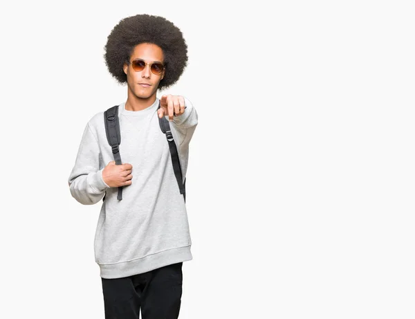 Junger Afrikanisch Amerikanischer Mann Mit Afro Haaren Sonnenbrille Und Rucksack — Stockfoto