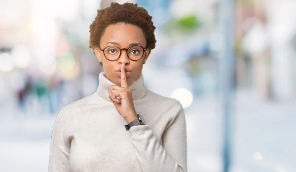 Fiatal Gyönyörű Afrikai Amerikai Szemüveg Elszigetelt Háttér Kérve Hogy Csendes — Stock Fotó