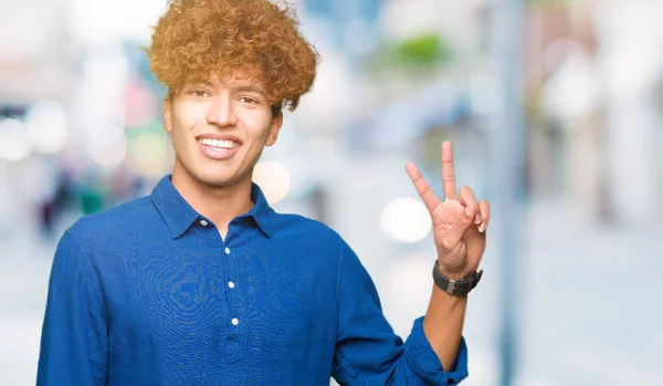 Joven Hombre Elegante Guapo Con Pelo Afro Sonriendo Con Cara — Foto de Stock