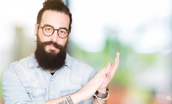 Jeune Homme Hipster Aux Cheveux Longs Barbe Portant Des Lunettes — Photo