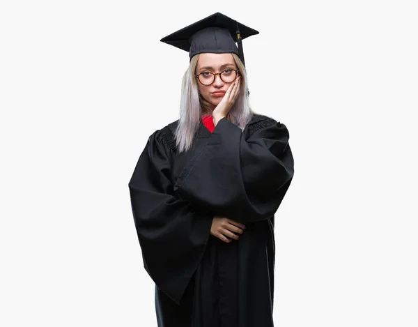 Mladá Blond Žena Postgraduální Uniformě Nad Izolované Pozadí Myšlení Pohledu — Stock fotografie