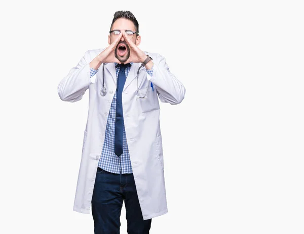 Guapo Joven Doctor Hombre Sobre Aislado Fondo Gritando Enojado Voz — Foto de Stock