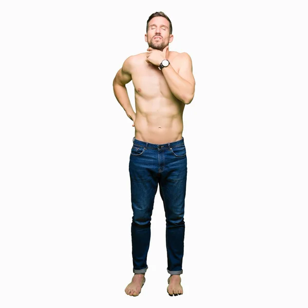 Bello Uomo Senza Camicia Che Mostra Petto Nudo Toccare Collo — Foto Stock