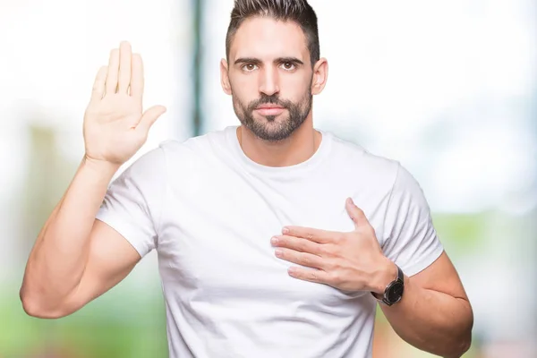 Hombre Guapo Con Camiseta Blanca Sobre Fondo Aire Libre Jurando —  Fotos de Stock