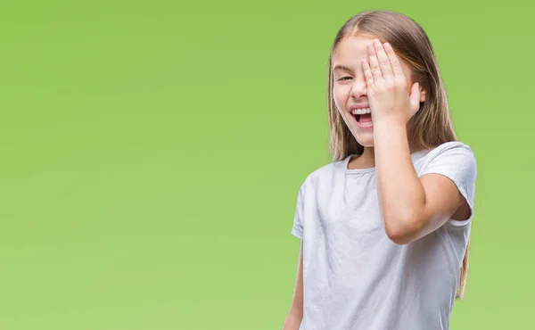 Menina Bonita Nova Sobre Fundo Isolado Cobrindo Olho Com Mão — Fotografia de Stock