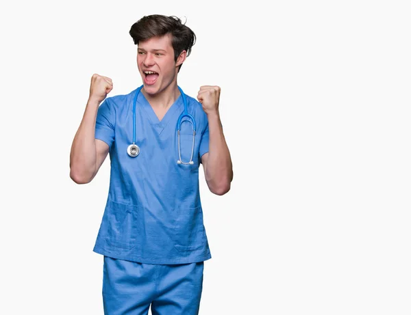 Νεαρός Γιατρός Φορώντας Ιατρική Στολή Πάνω Από Απομονωμένες Φόντο Γιορτάζει — Φωτογραφία Αρχείου