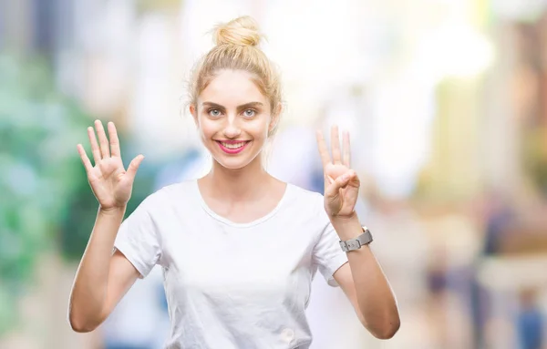 Joven Hermosa Mujer Rubia Con Camiseta Blanca Sobre Fondo Aislado — Foto de Stock