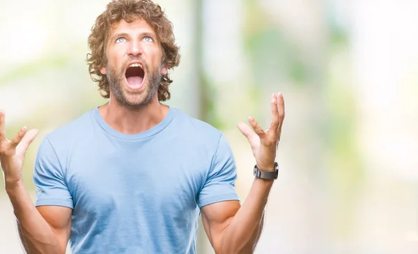 Bonito Homem Modelo Hispânico Sobre Fundo Isolado Louco Louco Gritando — Fotografia de Stock