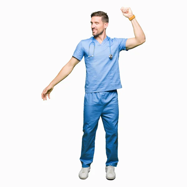 Stilig Läkare Bär Medicinsk Uniform Över Isolerat Bakgrunden Dansar Lycklig — Stockfoto