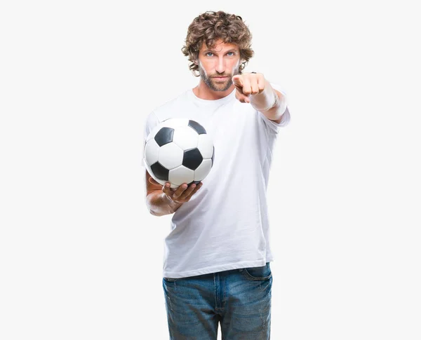 Όμορφος Ισπανόφωνος Άνθρωπος Μοντέλο Κρατώντας Την Μπάλα Ποδοσφαίρου Ποδοσφαίρου Πάνω — Φωτογραφία Αρχείου
