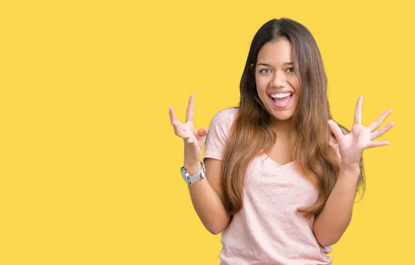 Jovem Bela Mulher Morena Vestindo Camiseta Rosa Sobre Fundo Isolado — Fotografia de Stock