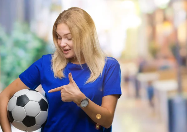Giovane Donna Caucasica Tenendo Palla Calcio Sfondo Isolato Molto Felice — Foto Stock