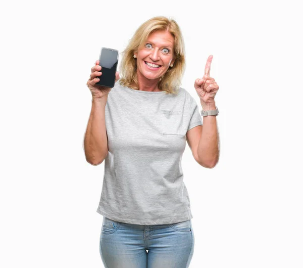 Blonde Frau Mittleren Alters Mit Leerem Smartphone Bildschirm Vor Isoliertem — Stockfoto