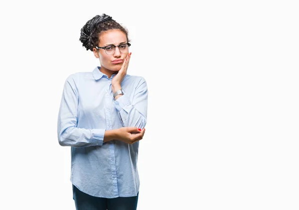 Joven Chica Negocios Afroamericana Trenzada Pelo Usando Gafas Sobre Fondo —  Fotos de Stock