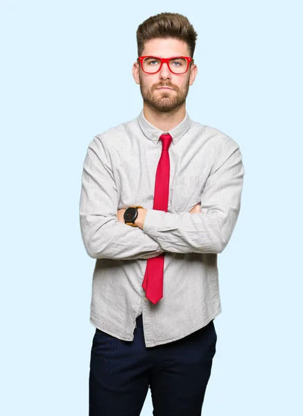 Jovem Homem Negócios Bonito Usando Óculos Céticos Nervosos Desaprovando Expressão — Fotografia de Stock