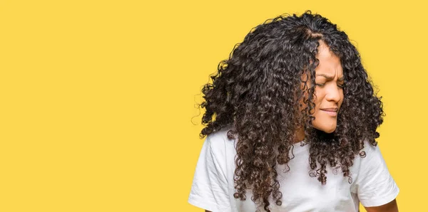 Mulher Bonita Nova Com Cabelo Encaracolado Vestindo Shirt Branca Com — Fotografia de Stock