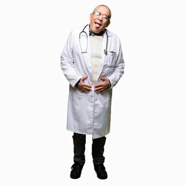 Stilig Senior Doktor Man Klädd Medicinsk Coat Fast Tunga Nöjd — Stockfoto