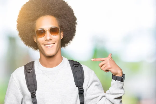 Afro Amerikai Fiatalember Visel Napszemüveget Hátizsák Meglepetés Afro Haj Szembe — Stock Fotó