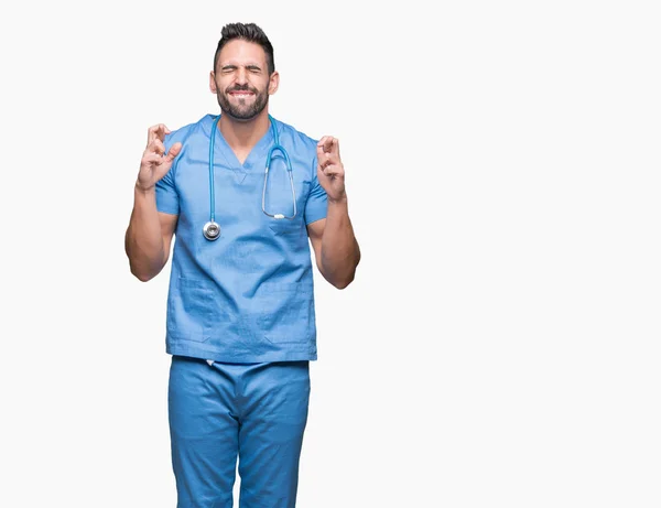 Pohledný Mladý Lékař Chirurg Muž Nad Izolované Pozadí Úsměvem Přechod — Stock fotografie