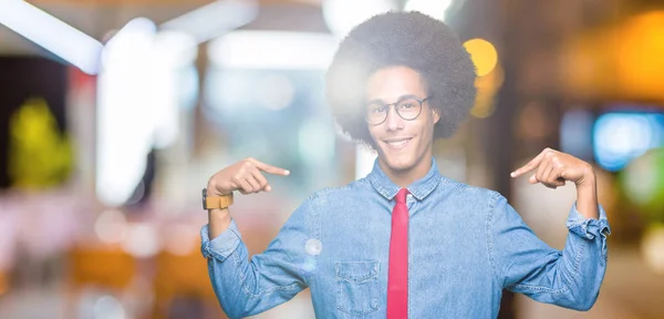 Giovane Uomo Affari Afro Americano Con Capelli Afro Indossa Occhiali — Foto Stock