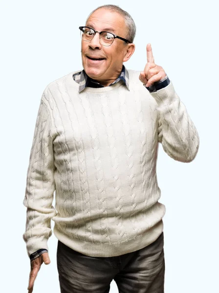 Stilig Senior Man Bär Glasögon Och Vinter Tröja Pekande Finger — Stockfoto