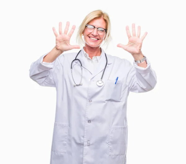 Médico Loira Meia Idade Mulher Sobre Fundo Isolado Mostrando Apontando — Fotografia de Stock