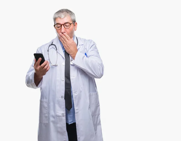 Stilig Senior Doktor Man Sms Skicka Meddelande Med Smarpthone Över — Stockfoto