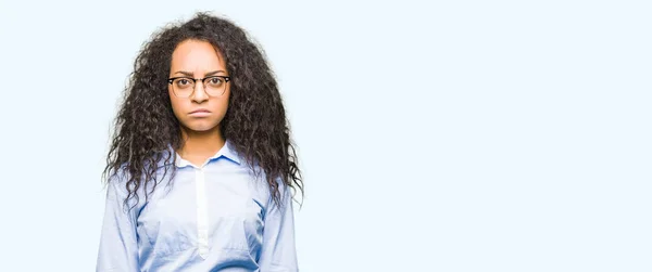 Junge Schöne Business Girl Mit Lockigem Haar Trägt Eine Brille — Stockfoto