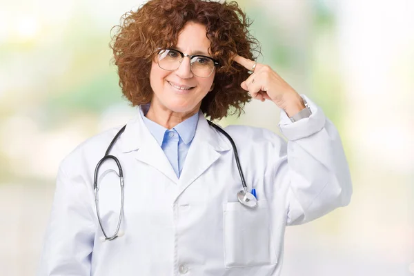 Médico Senior Mediana Edad Mujer Sobre Fondo Aislado Sonriendo Señalando — Foto de Stock